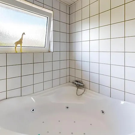 Charmerende 4br Med Pool Og Have Apartment Vodskov